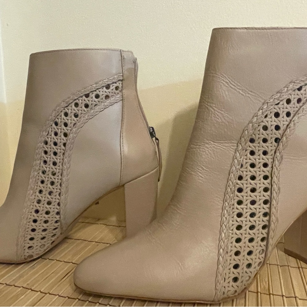 Size 10 neutral tan leather zip up ankle booties